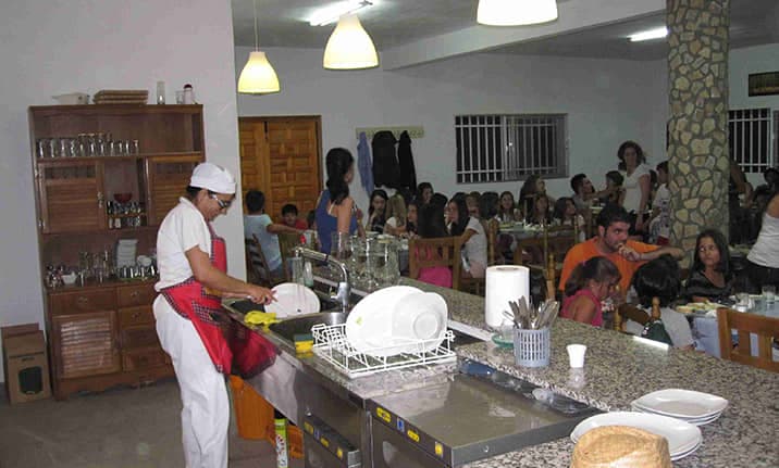 Comedor para grupos en el albergue de la sierra de Cuenca
