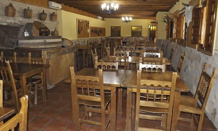 Comedor para grupos en el albergue de la sierra norte de Guadalajara