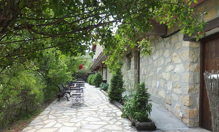 Entorno y jardines del albergue en Peralejos de las Truchas