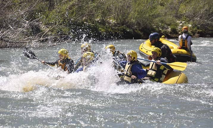 Balsa rafting  en las aguas bravas, río Guadiela