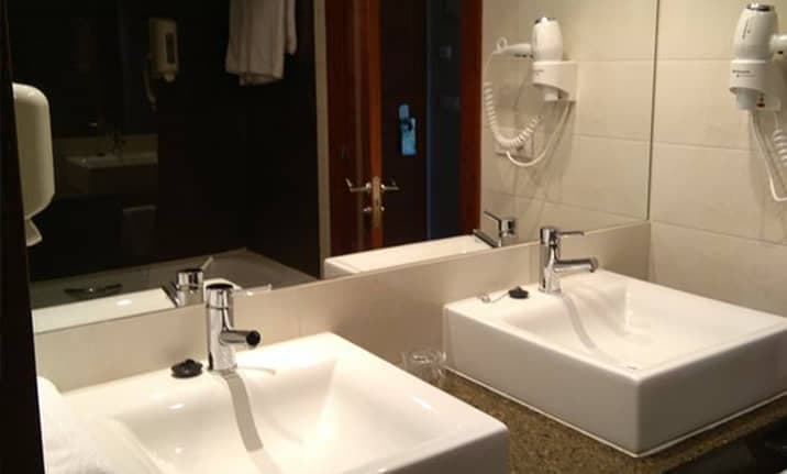 Baños en cada habitación comun de 6-12pax