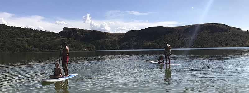 Formaci&oacute;n paddle surf en el pantano de San Juan de Madrid