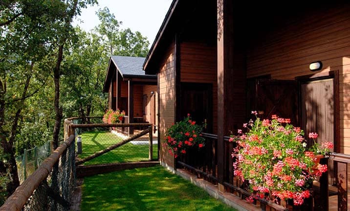 Apartamentos, bungallows de madera, zona de acampada con Asdon Aventura Pirineos