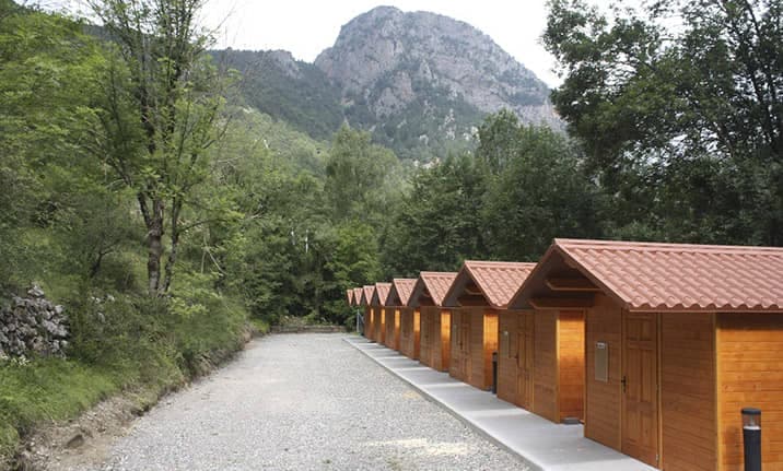 Bungalows de madera en Pirineos, centro multiaventura Asdon Aventura en Saravillo