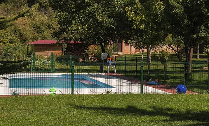 Jardines y piscina de verano en Hotel asociado Alto Tajo