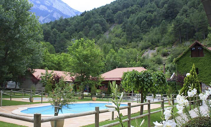 Piscina de verano en pirineos, centro de Asdon Aventura en Saravillo